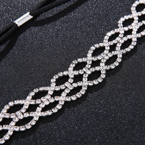 Détail macro du bandeau en strass argenté avec un design complexe en maille diamant