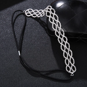 Détail d'un serre-tête de mariée en strass avec cordon noir élastique ajustable