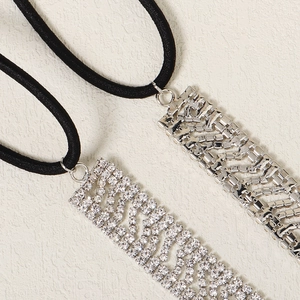 Détail de l'élastique à cheveux avec pompon en strass et cristaux argentés étincelants