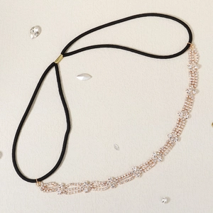 Détails d'un bandeau élastique orné de strass brillants avec une base en métal doré
