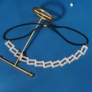Vue détaillée du bandeau en métal orné de strass avec une bande élastique noire