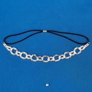 Détail du bandeau en strass argentés brillants avec élastique noir et fermoir doré