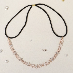Bandeau de mariée étincelant à double rangée de strass avec élastique sur fond beige