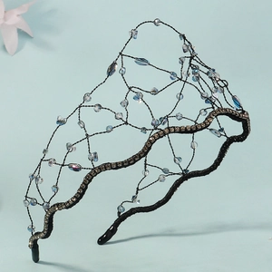 Détail de serre-tête tissé à la main avec perles de cristal bleu et strass brillants