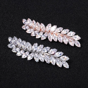Détail de pinces à cheveux feuilles en or et argent avec zircons marquise étincelants