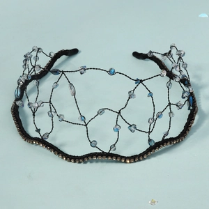 Détail d'un serre-tête artisanal avec fil noir tissé et perles de cristal bleu brillant