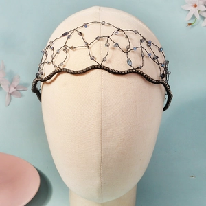 Détail du serre-tête tissé main avec perles de cristal bleu et bordure en strass