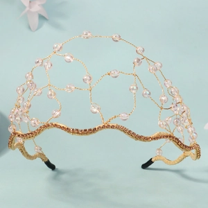 Détail d'une couronne dorée faite main avec perles de cristal irisées et strass
