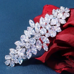Luxueuse Pince à Cheveux en Zirconia Feuille Élégante Pince à Ressort en Alliage Floral pour Mariage Fête Mode Femme Bijoux