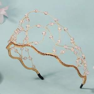 Détail d'un serre-tête fait main avec perles de cristal irisées et maille dorée