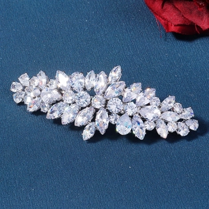 Barrette élégante en argent avec zircons en forme de feuille sur fond en cuir bleu