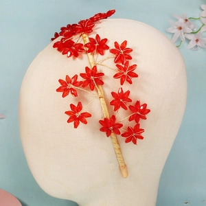 Détail du bandeau de mariage fait main avec pétales de cristal rouge et fil doré fini