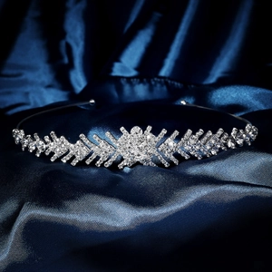 Elegante tiara da sposa in argento con strass scintillanti su sfondo di seta blu navy