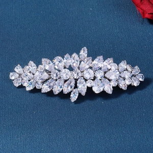 Vue détaillée de la pince à cheveux luxueuse en zircone avec pierres taille marquise