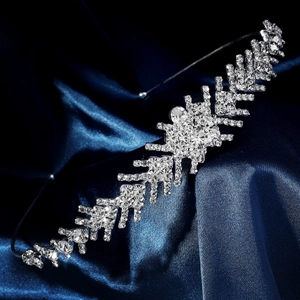 Elegante corona da sposa in argento con strass scintillanti su sfondo di seta blu