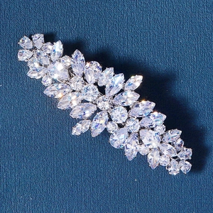 Vue rapprochée d'une pince à cheveux de luxe ornée de cristaux de zircone multi-formes
