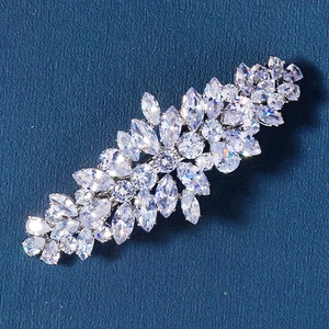 Détails d'une pince à cheveux de luxe ornée de zircons marquise scintillants