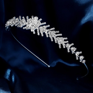 Tiara da sposa scintillante con strass argentati su sfondo di seta blu scuro lussuoso