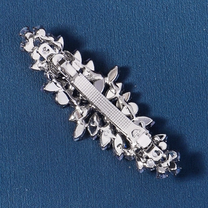 Barrette à cheveux argentée sertie de zircons et mécanisme de boucle métallique antidérapant