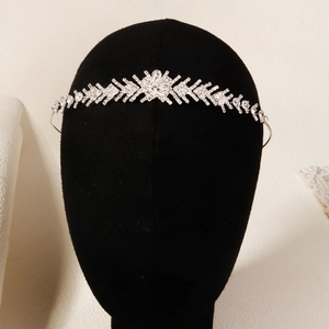 Vista dettagliata della corona da sposa in argento con strass scintillanti su manichino