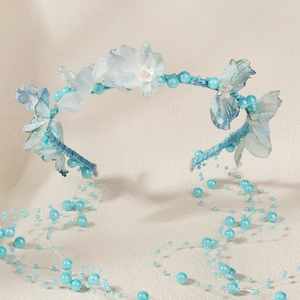 Detailansicht der blauen Stoffblumen und langen himmelblauen Perlenquasten am Haarreif