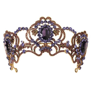 Détail de couronne baroque dorée avec cristaux violets et motifs de volutes vintage