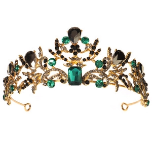 Détails de la couronne baroque avec cristaux émeraude et ornements en alliage doré