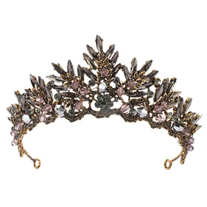 Détails de la couronne d'Halloween gothique avec métal bronze, cristaux sombres et motifs chauve-souris
