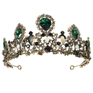 Détail de la couronne dorée vintage avec pierre émeraude poire et motifs de chauve-souris