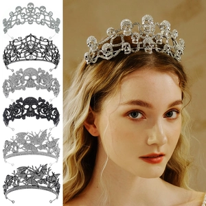 Détail de couronne gothique d'Halloween avec motifs de chauve-souris, crâne et strass brillants