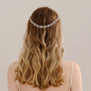 Detailansicht einer eleganten Braut-Haarkette mit Kristallen auf gewelltem blondem Haar