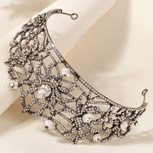 Détail d'une couronne gothique en métal noir avec motifs chauve-souris et strass
