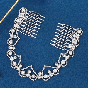 Silberner Brauthaarkamm mit Strass-Herzkette auf marineblauem Hintergrund