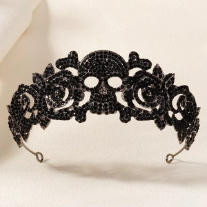 Détails de la couronne gothique noire avec crâne, roses et strass étincelants