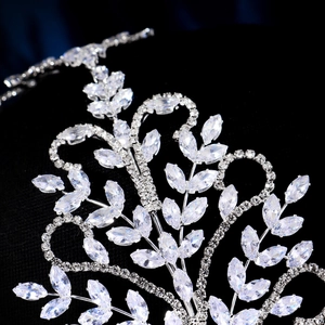Détail macro du diadème de luxe en argent avec zircons et motifs de feuilles complexes