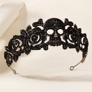 Gros plan d'une couronne gothique noire avec tête de mort et roses serties de strass noirs