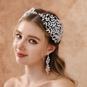 Détail du serre-tête et boucles d'oreilles de mariée en argent avec zircons marquise