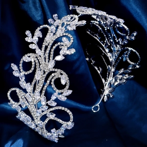 Diadème de mariée de luxe avec zircons sur un fond élégant en velours bleu