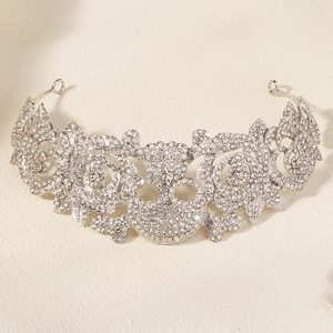 Détail de couronne gothique avec crâne en strass argentés et design de rose
