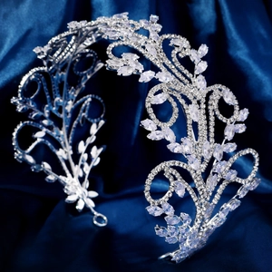 Détail d'un diadème de mariée argenté avec cristaux de zircone sur fond satin bleu