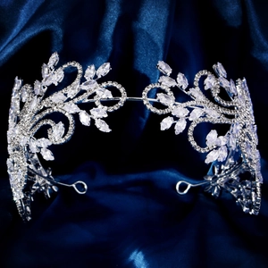 Vue détaillée d'un diadème de mariée en argent avec zircons marquise sur soie bleue