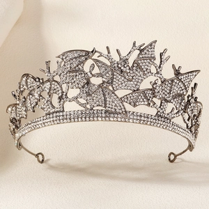 Détails d'une couronne gothique de chauve-souris en métal noir avec des strass brillants
