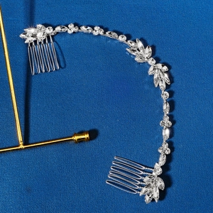 Detail eines silbernen Brauthaarkamms mit Kristallen und Strasssteinen für das Hochzeitsstyling