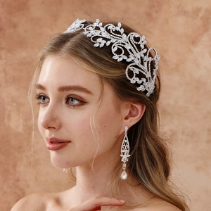 Détails d'un ensemble luxe de serre-tête et boucles d'oreilles en zircon pour mariée