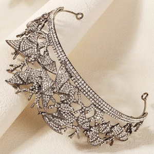 Couronne chauve-souris gothique pour Halloween en métal foncé avec des strass brillants
