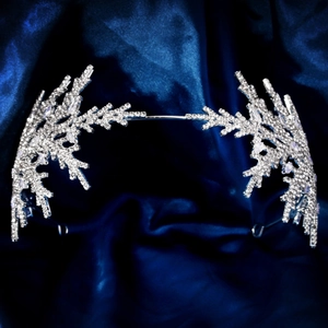 Détail de diadème flocon de luxe avec zircons scintillants sur satin bleu profond