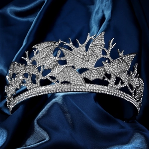 Détail de la couronne gothique chauve-souris argentée avec strass sur tissu de soie