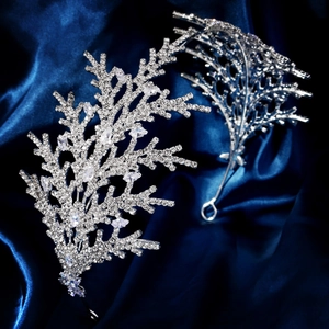 Vue macro d'un serre-tête de mariée en argent avec motifs de branches en zircon sur soie