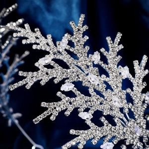 Détail macro du diadème de luxe avec zircons ronds étincelants et gemmes marquise