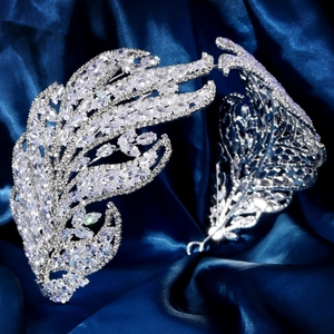Diadème de mariée de luxe en argent avec zircons sur tissu en soie bleu foncé